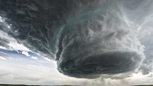 Експерт розповів, чому зелені хмари пророкують катастрофу