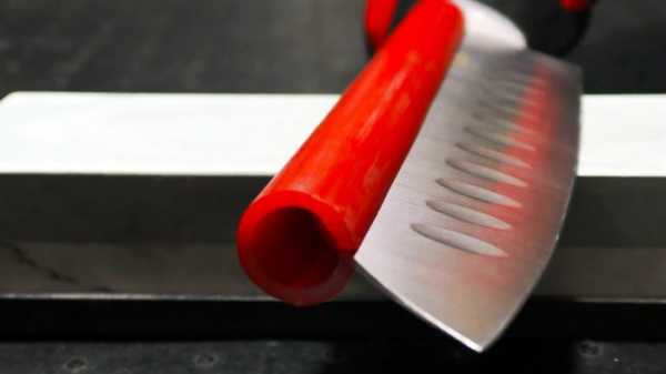 Как заточить кухонный нож до состояния бритвы с помощью заточного камня