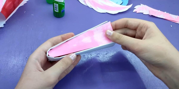 Приклейте внешний треугольник к полосе для нижней челюсти