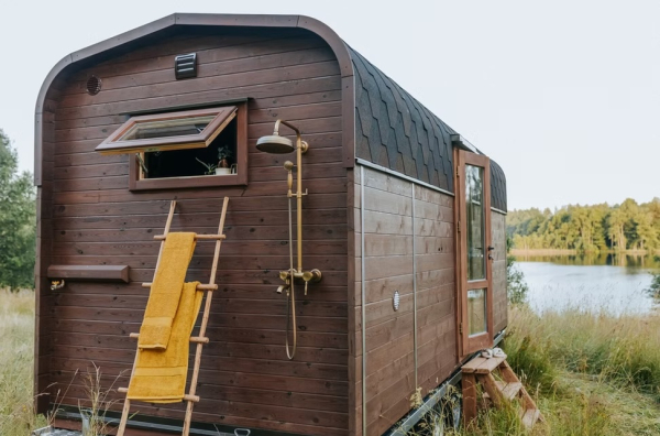 С торца домика установлен летний душ (Nature Pod).