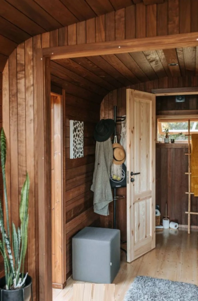 Уголок прихожей в миниатюрном домике Nature Pod.