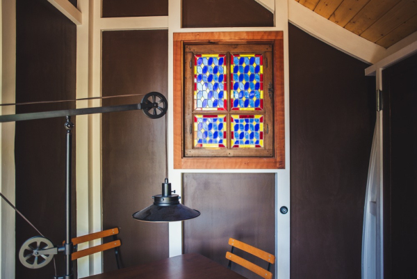 Витражное окно стало украшением необычного убежища на дереве (Rivendlle).