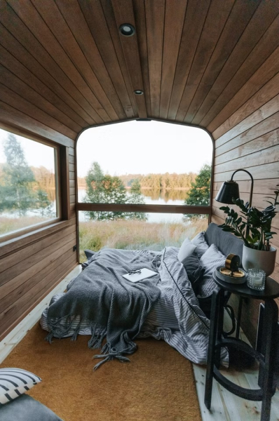 Ночью гостиная превращается в уютную спальню (Nature Pod).