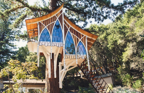 Домик на дереве Rivendlle – идеальное место отдыха для почитателей творчества Толкина (Калифорния, США).