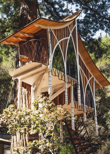 Rivendlle закреплен на Г-образных опорах.