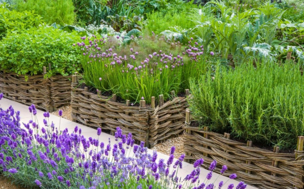 Декоративные грядки также роскошно смотрятся на дачном участке.