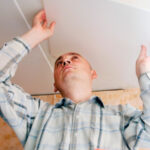 Як клеїти стельову плитку правильно