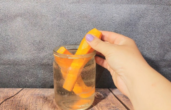 Моркву слід зберігати у воді. Морковь нужно хранить в воде.