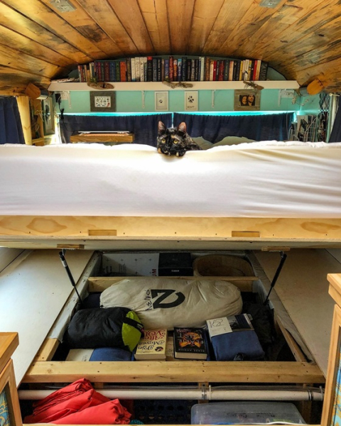 Кровать оборудована подъемным механизмом.