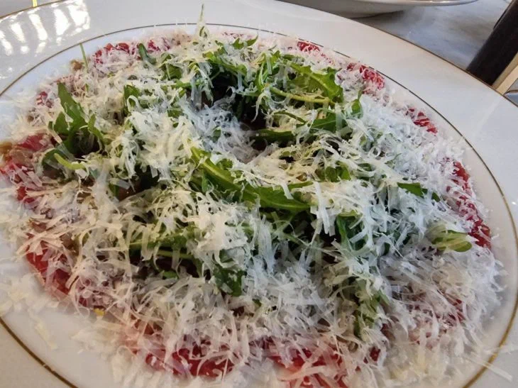 12 людей підхопили кишкову інфекцію після відвідування кафе в Мінську: МОЗ проводить перевірку Салат