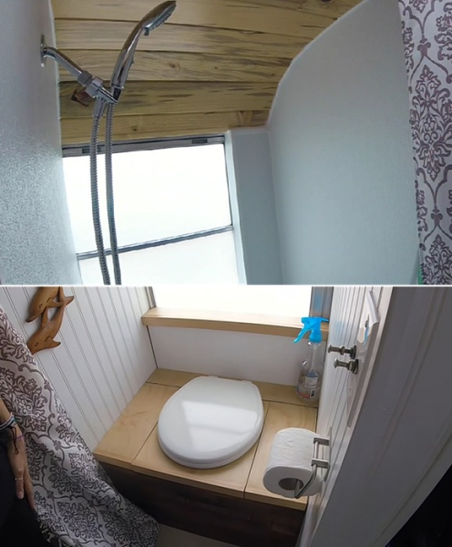 В переоборудованном автобусе имеется санузел.