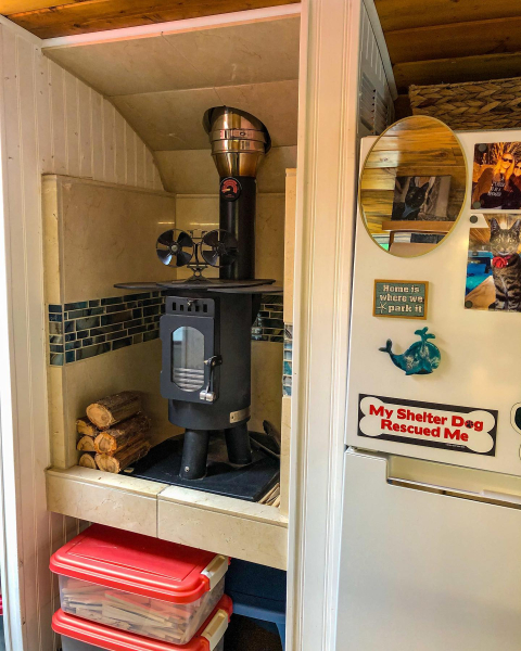 Дровяная печь обеспечивает живым теплом.