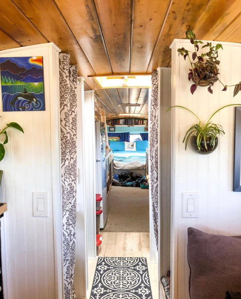 Ванная и гардеробная отделяет кабину от жилого пространства.