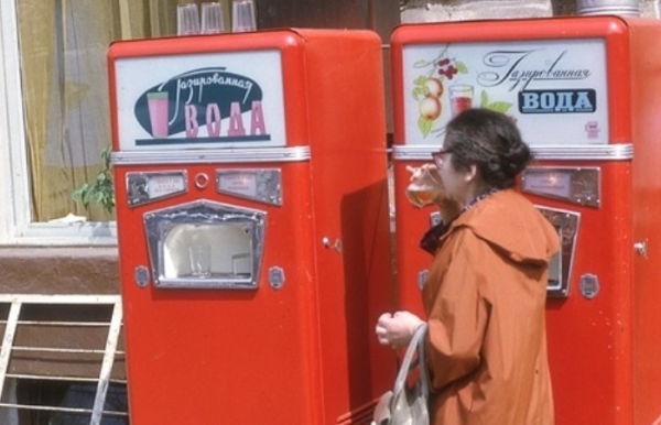 Граненые стаканы использовали в автоматах с газированной водой.