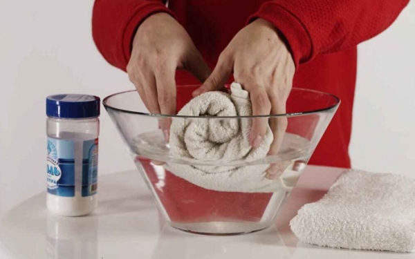 Замочите полотенца в соляном растворе