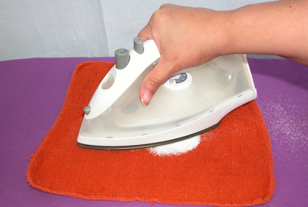 Насыпьте соль на полотенце и пройдитесь утюгом