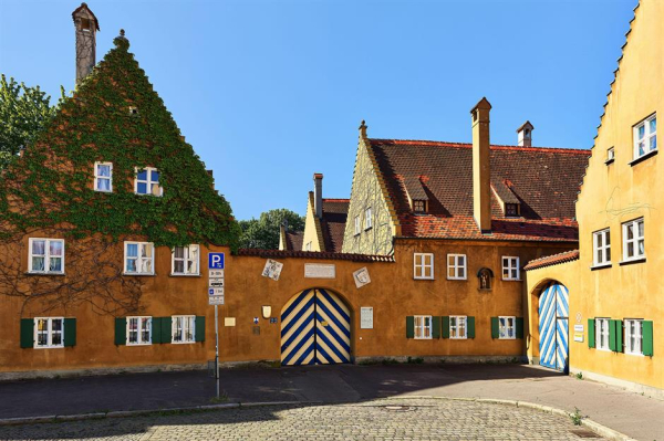 Одни из семи ворот, ведущих в «Квартал Фуггеров».