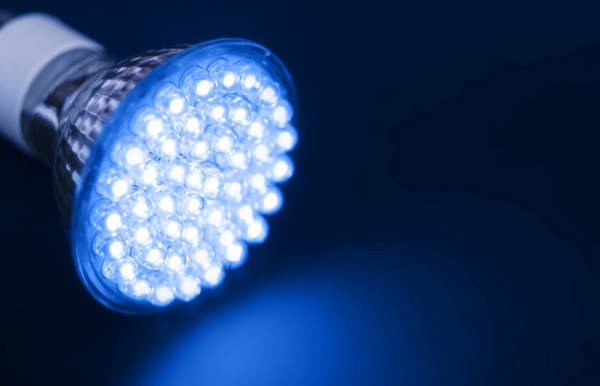 Лампа спотворює кольори. Лампа искажает цвета.