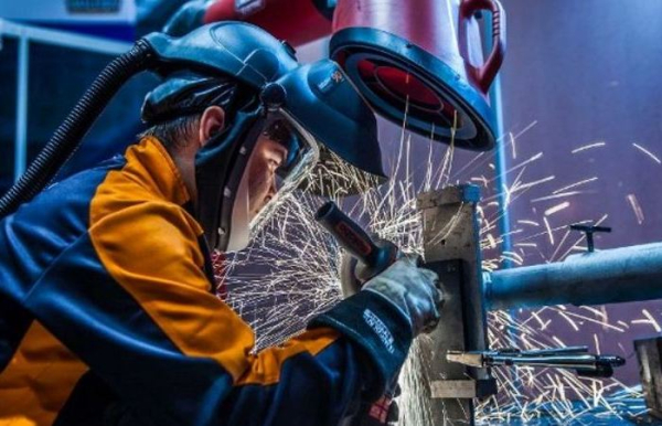 Потрібно тримати електрод на правильній відстані. Нужно держать электрод на правильном расстоянии.