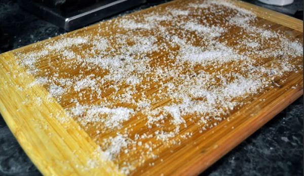 Посыпьте разделочную доску из дерева солью