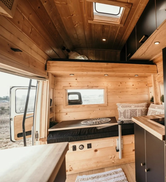 Уютная гостиная. | Фото: nomadikcustoms.com.