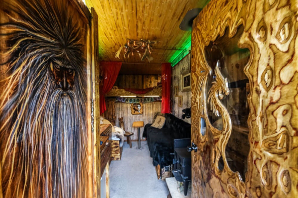Хозяин вложил в оформление дома душу и сердце. | Фото: livingbiginatinyhouse.com.