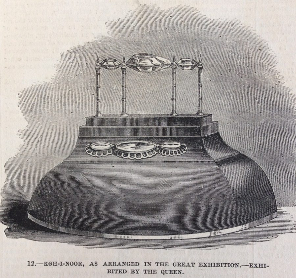 Кох-и-Нур на выставке в окружении других бриллиантов.  Фото: blogspot.com.