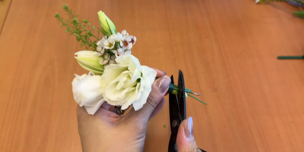 Як зібрати букет із квітів своїми руками 23 Как сделать бутоньерку: подравняйте стебли