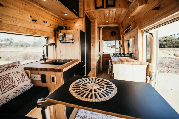 Поворотный стол в гостиной. | Фото: autoevolution.com.