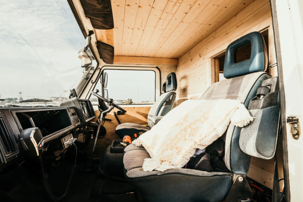 Кабину облицевали деревом. | Фото: bringatrailer.com.