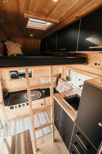 Спальня на лофтовом уровне. | Фото: bringatrailer.com.