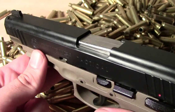 Для пістолета організували кампанію відкликання./ Фото: ytimg.com Для пистолета организовали отзывную кампанию./ Фото: ytimg.com