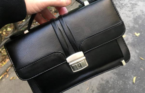 Барсетка - модный мужской аксессуар из 90-х. / Фото: youla.ru 