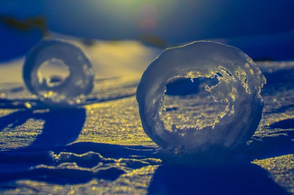 Природа скатывает снег в пончики. /Фото: reddit.com