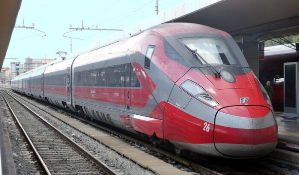 У Frecciarossa 1000 прихована жорстка інженерна логіка. Фото: wikimedia.org В Frecciarossa 1000 скрыта жесткая инженерная логика. Фото: wikimedia.org