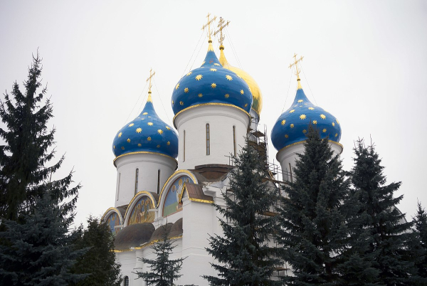 Успенский собор Тpoице-Сepгиевой лавры, четыре голубых купола украшены золотыми звёздами Фото:commons.wikimedia.org