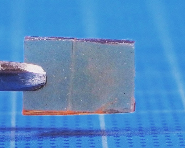 Два фрагмента стекла, которые восстановились в один кусок самостоятельно. /Фото: groovyjapan.com