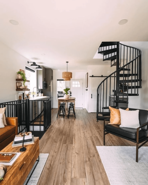 Изящная винтовая лестница стала украшением интерьера. | Фото: lifetinyhouse.com.