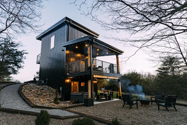 Благоустроенные террасы с выходом на задний двор.