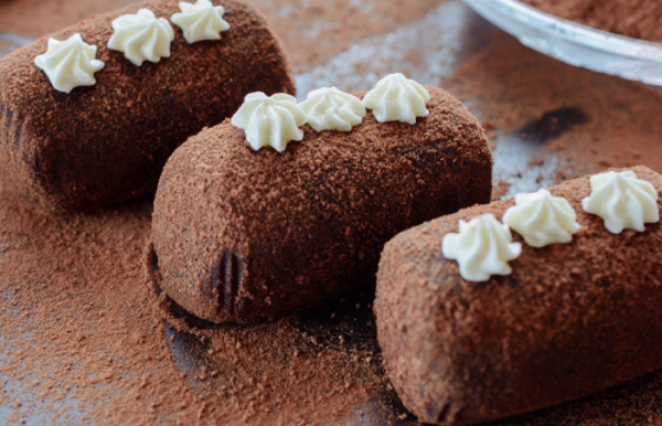 Пирожное формировали в виде картофельного клубня, а затем щедро посыпали какао. / Фото: rbc.ru 