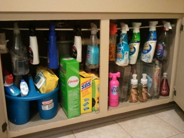 Хранение бытовой химии в шкафу на балконе. / Фото: orangmebel.ru