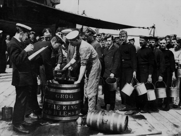 Английские моряки и бочка грога.  Фото: bar-vademecum.eu.