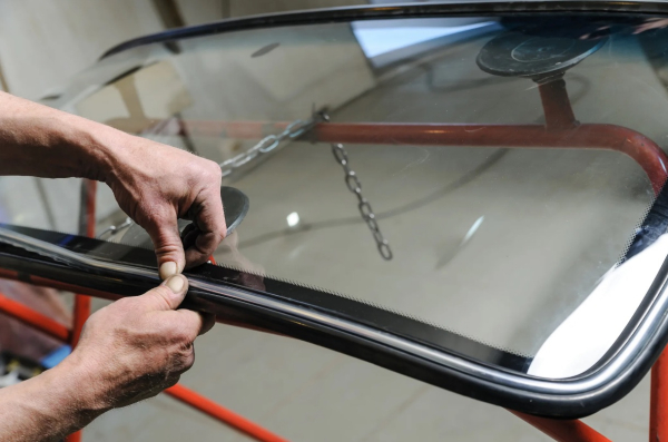 Присоединение стекла Фото:motointegrator.fr