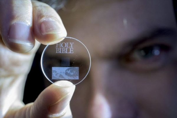 Кусочек стекла, а способен сохранить информацию на миллиарды лет. /Фото: listverse.com