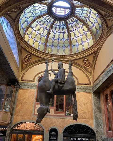 Необычная скульптура святого Вацлава. /Фото: rexby.com