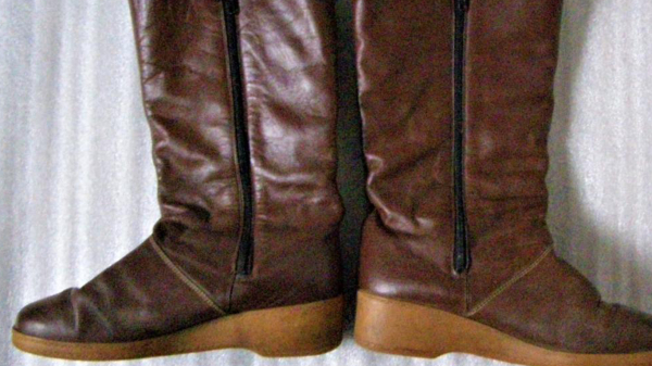 Новые сапоги нужно было разнашивать. / Фото: auction.ru 