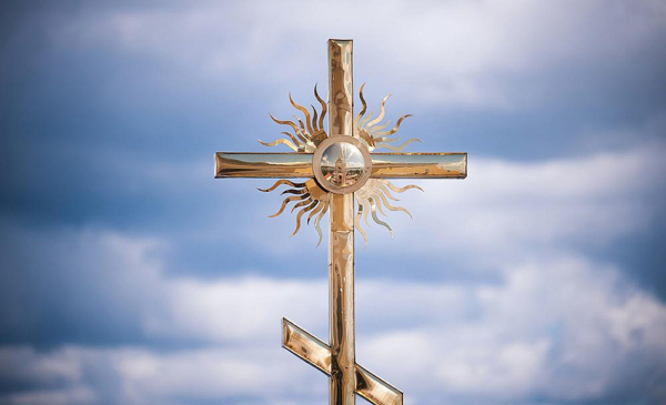 Храмовый крест с лучами Фото:bigstockphoto.com
