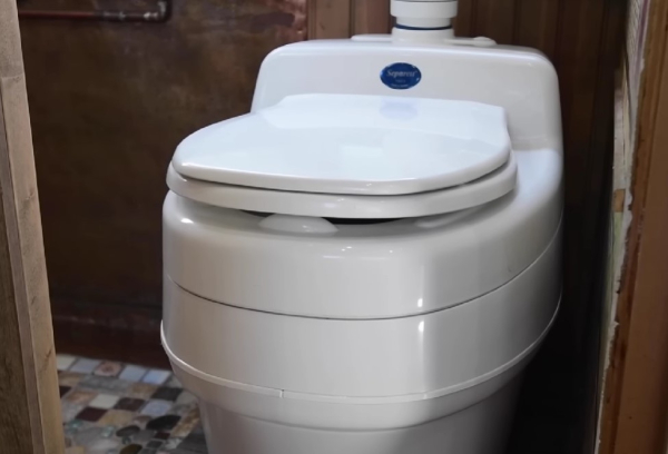 Биотуалет делает жизнь в автобусе более комфортной. | Фото: harvesthosts.com.