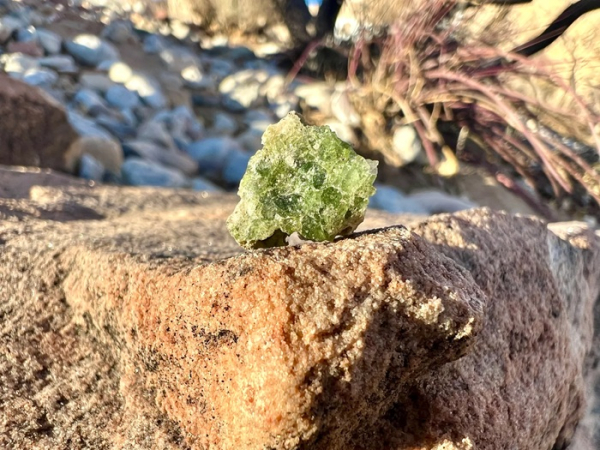 Фрагмент тринитита, найденный в Нью-Мексико. /Фото: newmexicorocks.com