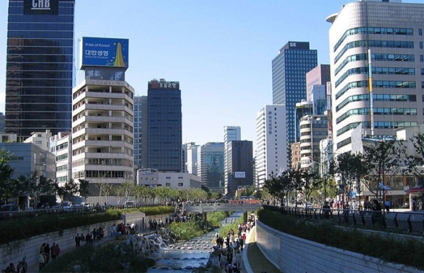 Общество тоже влияет на женскую фигуру. / Фото: mk.ru  